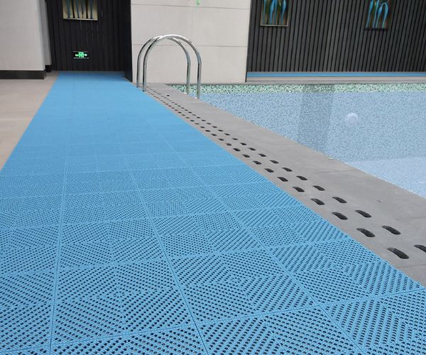 Slip resistant pool mats